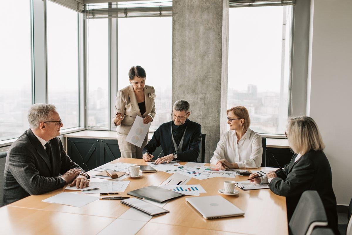 Consultants et responsables échangeant autour d’un projet de performance