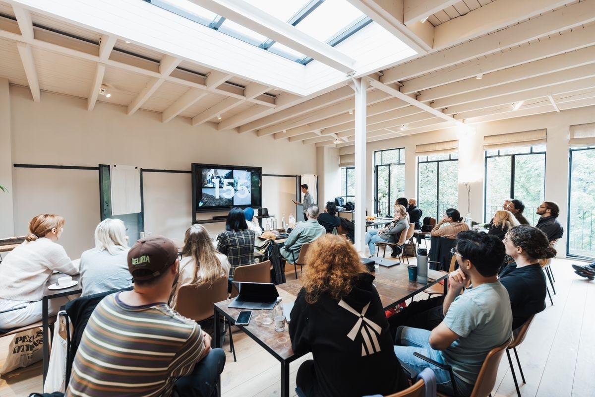 Professionnels adultes participant à une formation en entreprise