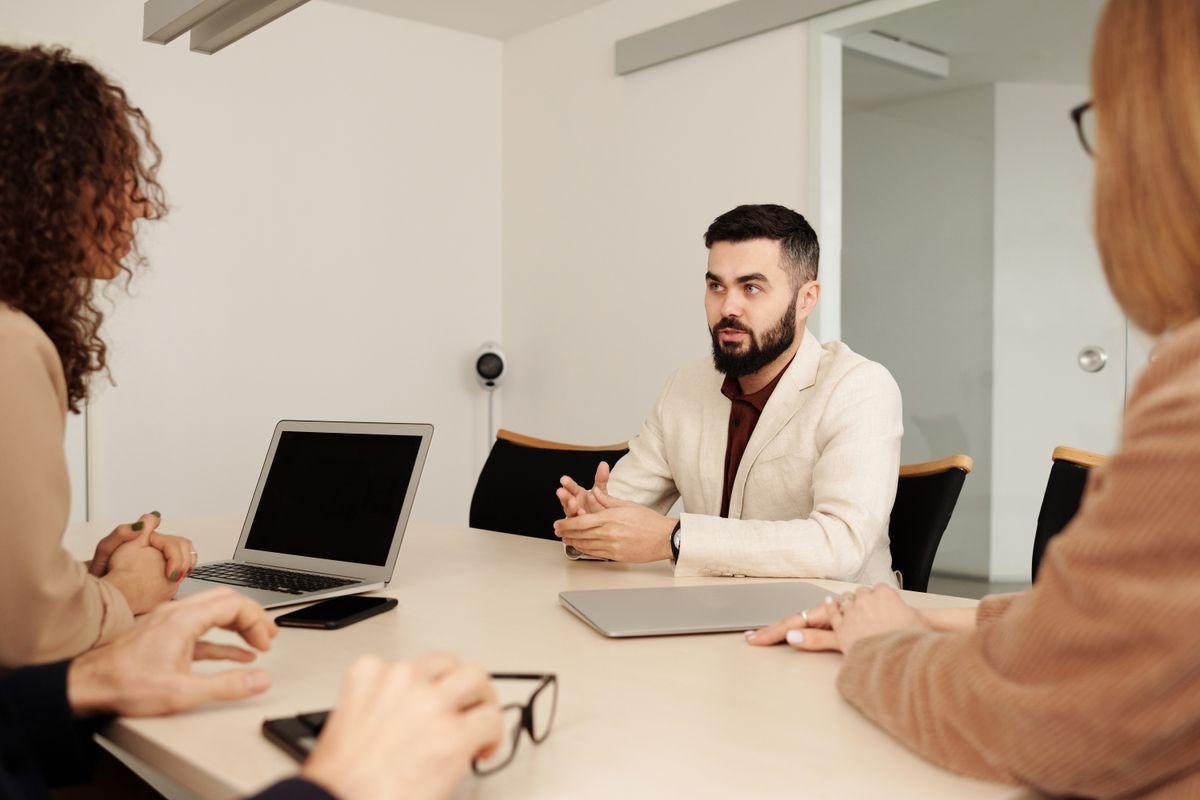 Professionnels en réunion dans le cadre d’une démarche de certification et d’audit