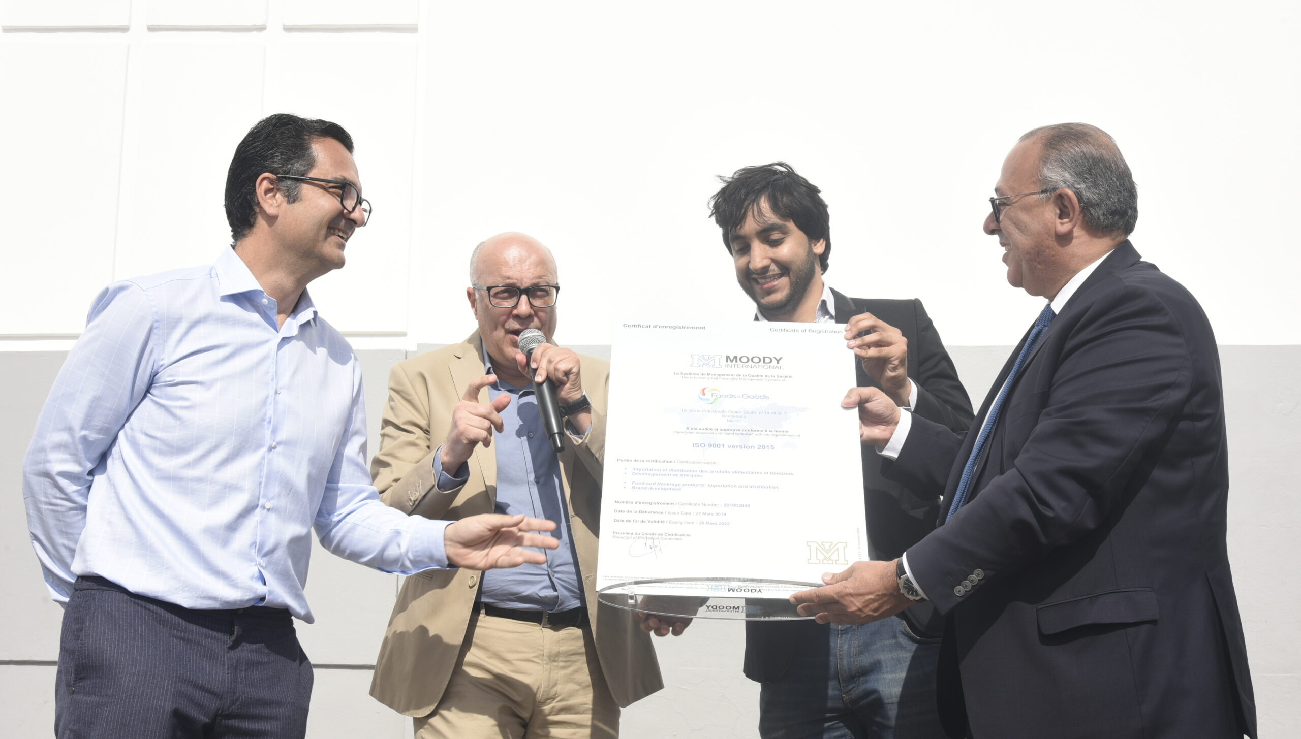 Cérémonie de remise de certificat illustrant la continuité d'un cycle et le renouvellement de la certification.