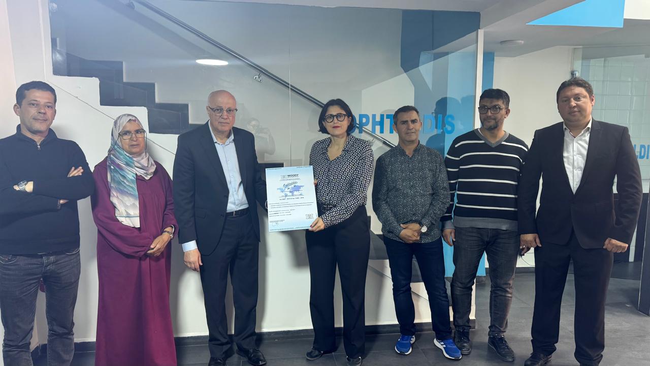Team d'a organization réunie autour d'a certificate Moody.