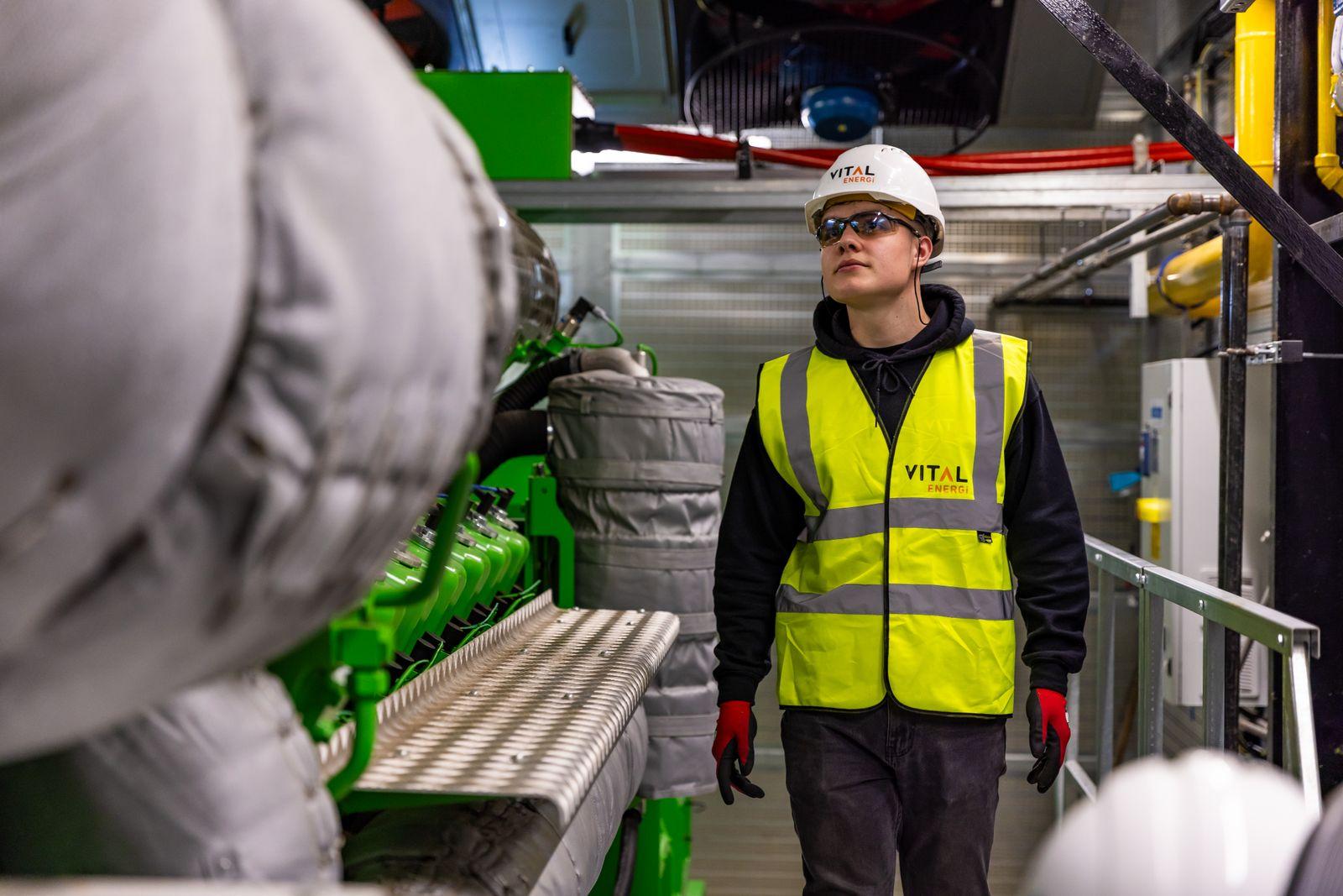 Professionnel observant un environnement industriel dans une logique de maîtrise opérationnelle.