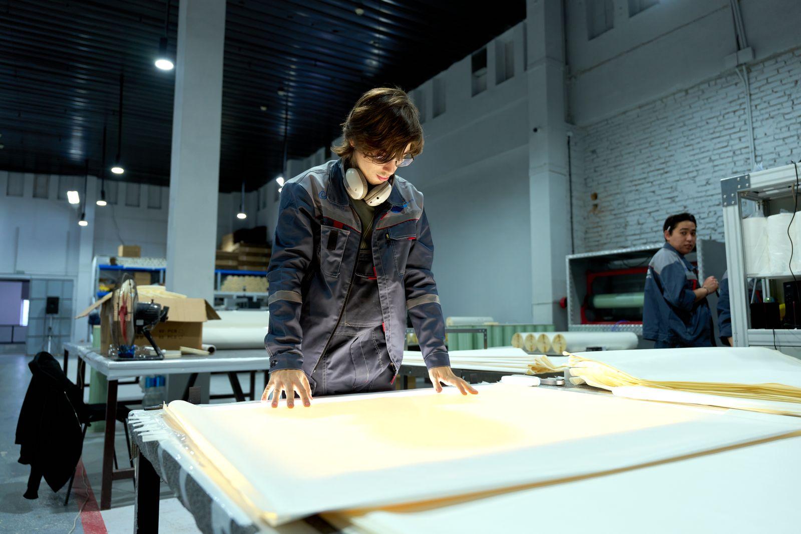 Professionnel travaillant in a environment of production and of contrôle.