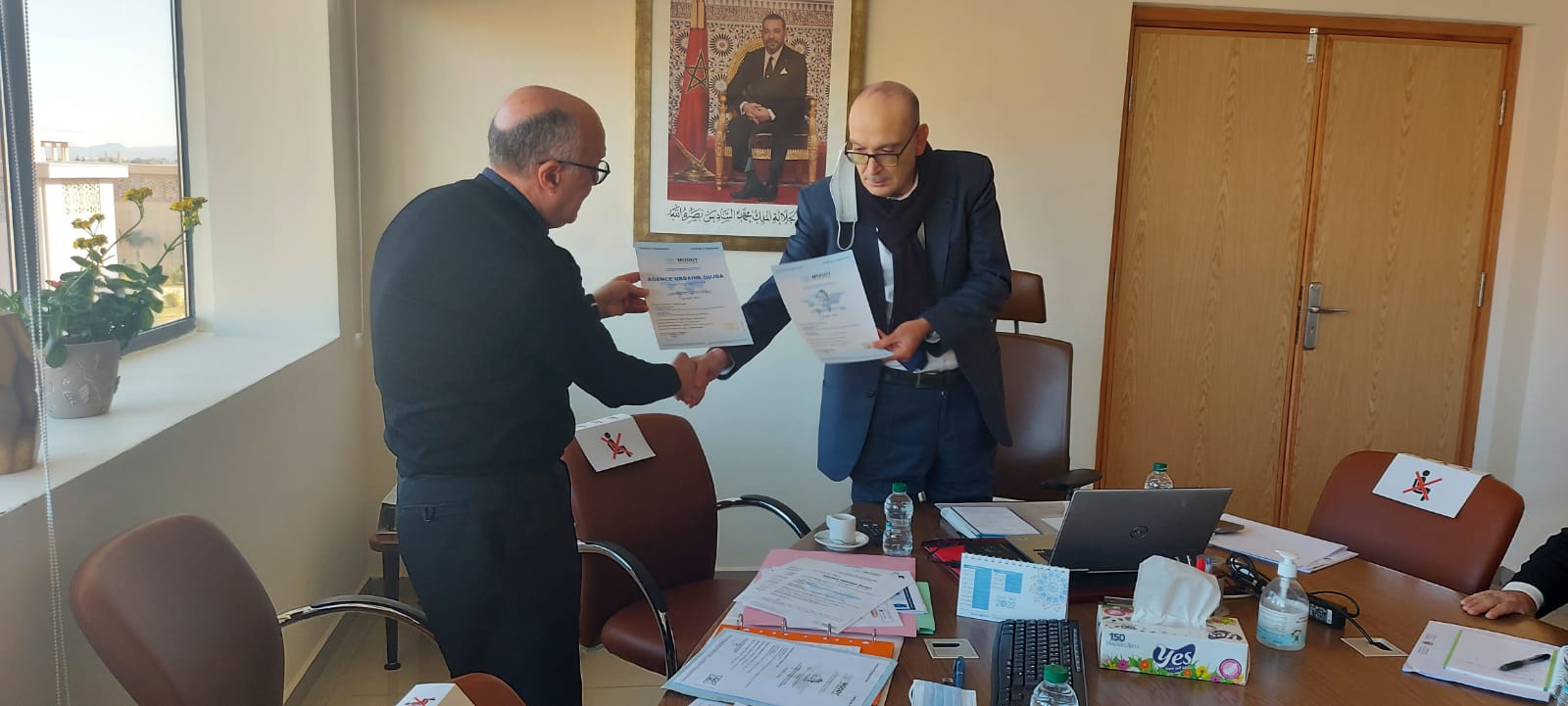 Remise de documents de certification dans une organisation.