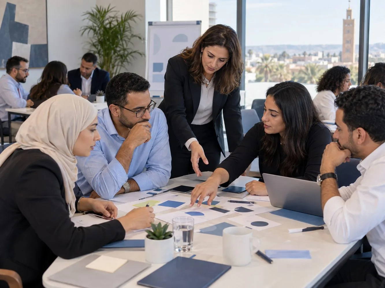 Équipe professionnelle Moody en réunion.